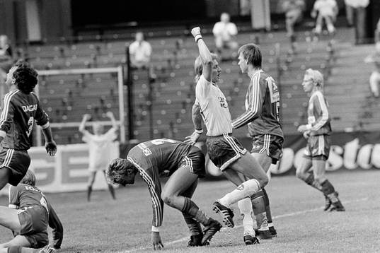  Matchens lirare Jan Hellström, Norrköping jublar efter mål.