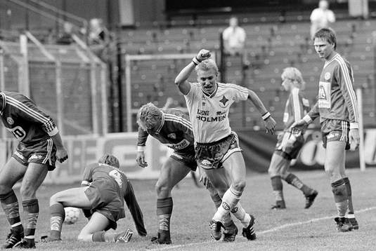  Matchens lirare Jan Hellström, Norrköping jublar efter mål.