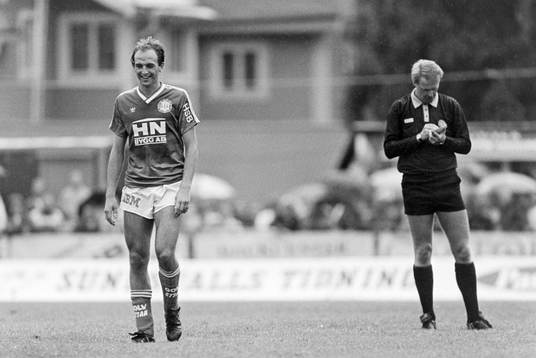  Håkan Holmström, Sundsvall varnas av domare Bo Karlsson.