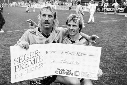  Hans Larsson och Flemming Pehrson, Mjällby jublar efter matchen.