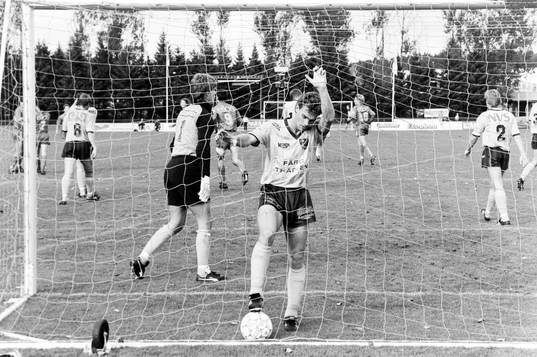  Bollen på väg i mål bakom hässleholms målvakt Ola Wendel.
