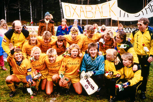  Öxabäck svenska mästare. Bakre raden fr v Kent Larsson, ass. tränare, Camilla Larsson, Lena Videkull, Pia Syrén, Anneli Andersson, Anette Lundin-Borgvall, Anneli Andersson, Andelén, Anette Henrysson, och Ulf Bergquist, tränare. Främre raden fr v Marie Karlsson, Åsa Persson, Ulrika Kristoffersson, Katarina Olsson, Marina Persson, Tina Svanbring och Kerstin Johansson.