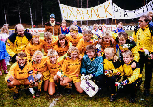  Öxabäck svenska mästare. Bakre raden fr v Kent Larsson, ass. tränare, Camilla Larsson, Lena Videkull, Pia Syrén, Anneli Andersson, Anette Lundin-Borgvall, Anneli Andersson, Andelén, Anette Henrysson, och Ulf Bergquist, tränare. Främre raden fr v Marie Karlsson, Åsa Persson, Ulrika Kristoffersson, Katarina Olsson, Marina Persson, Tina Svanbring och Kerstin Johansson.