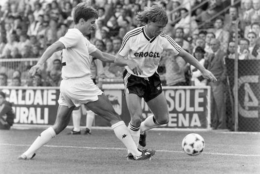  Hans Holmqvist, Cesena med bollen.