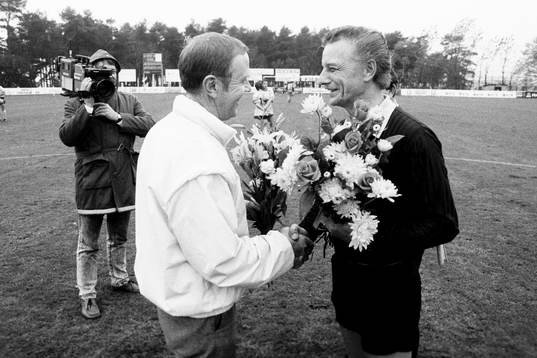  Domare Efon Ask, Malmö avtackas med blommor.