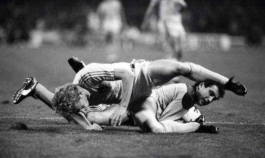 Johnny Ekström och Peter Shilton, målvakt, England