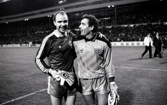 Thomas Ravelli och Peter Shilton, målvakt, England