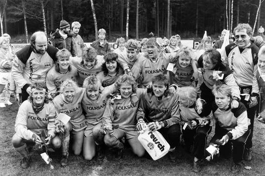 Öxabäck svenska mästare. Bakre raden fr. v Kent Larsson, äss. tränare, Camilla Larsson, Lena Videkull, Pia Syrén, Anneli Andersson, Anette Lundin-Borgvall, Anneli Andersson, Andelén, Anette Henrysson, och Ulf Bergquist, tränare. Främre raden fr. v Marie Karlsson, Åsa Persson, Ulrika Kristoffersson, Katarina Olsson, Marina Persson, Tina Svanbring och Kerstin Johansson.