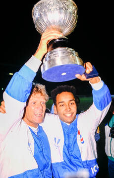  Malmös Håkan Lindman och Martin Dahlin firar SM-guldet med von Rosens pokal.
