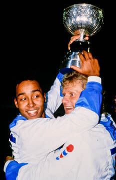  Malmös Håkan Lindman och Martin Dahlin firar SM-guldet med von Rosens pokal.