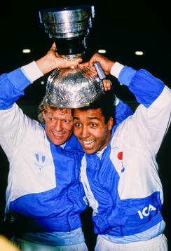  Malmös Håkan Lindman och Martin Dahlin firar SM-guldet med von Rosens pokal.
