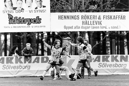  Flemming Pehrson, Mjällby jublar efter sitt mål.