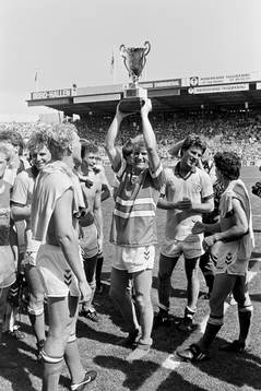  Danmarks lagkapten Morten Olsen höjer pokalen efter segern i turneringen.
