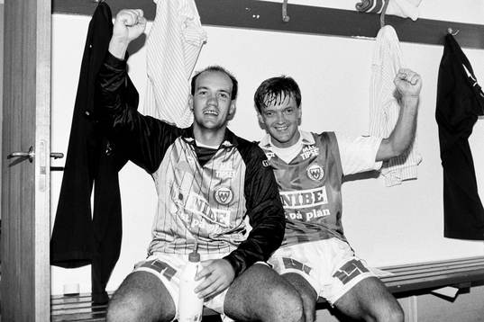 Markaryds målvakt Mikael Göransson och Jim Tolmie jublar i omklädningsrummet efter matchen.