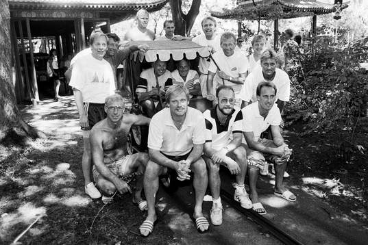  Besök på Tivoli. Förbundskaptenerna Lars Arnesson och Georg Ericson i bilen omgiven av spelare. Bakre raden fr. v Leif Eriksson, Per-Olof Bild, Thomas Ahlström, Sten Pålsson, Benno Magnusson, Conny Torstensson och Tommy Evesson. Främre raden fr. v Jan Mattsson, Ronnie Hellström, Johny Erlandsson, Mats Nordgren och Thomas Larsson.
