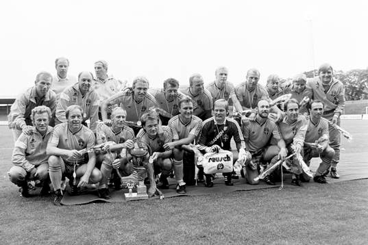  Det svenska laget med förbundskaptenerna Georg Ericson och Lars Arnesson. i laget spelade bl.a Björn Nordqvist, Per-Olof Bild, Thomas Ahlström, Johny Erlandsson, Thomas Larsson, Mats Nordgren, Billy Ohlsson, Pär-Olof Ohlsson, Sten Pålsson, Leif Eriksson, Tommy Evesson, Benno Magnusson, Håkan Arvidsson, Jan Mattsson och Ronnie Hellström, målvakt.
