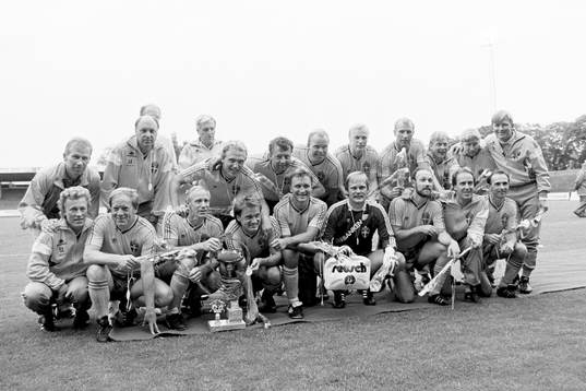  Det svenska laget med förbundskaptenerna Georg Ericson och Lars Arnesson. i laget spelade bl.a Björn Nordqvist, Per-Olof Bild, Thomas Ahlström, Johny Erlandsson, Thomas Larsson, Mats Nordgren, Billy Ohlsson, Pär-Olof Ohlsson, Sten Pålsson, Leif Eriksson, Tommy Evesson, Benno Magnusson, Håkan Arvidsson, Jan Mattsson och Ronnie Hellström, målvakt.
