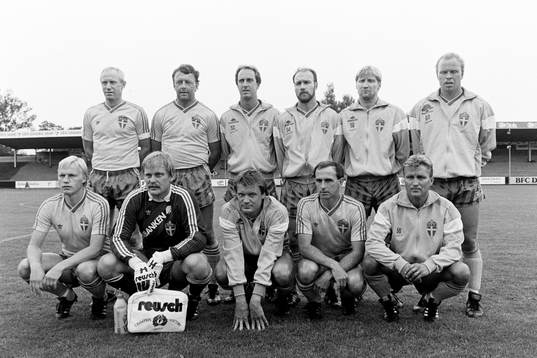  Sveriges startelva. Bakre raden fr.v Björn Nordqvist, Per-Olof Bild, Mats Nordgren, Johny Erlandsson, Billy Ohlsson och Thomas Ahlström. Främre raden fr.v Håkan Arvidsson, Ronnie Hellström, målvakt, Pär-Olof Ohlsson, Sten Pålsson och Thomas Larsson.
