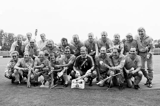  Det svenska laget med förbundskaptenerna Georg Ericson och Lars Arnesson. i laget spelade bl.a Björn Nordqvist, Per-Olof Bild, Thomas Ahlström, Johny Erlandsson, Thomas Larsson, Mats Nordgren, Billy Ohlsson, Pär-Olof Ohlsson, Sten Pålsson, Leif Eriksson, Tommy Evesson, Benno Magnusson, Håkan Arvidsson, Jan Mattsson och Ronnie Hellström, målvakt.
