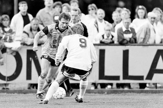  Mjällbys Flemming Pehrson i dribblingstagen.
