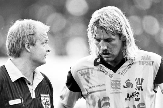  Domare Bo Persson i samtal med mjällbys Hans Larsson.