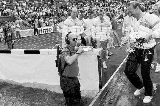  Radiosportens Gunnar Brink i hindergraven.
