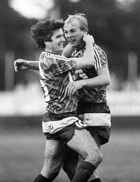  Sergej Andreev och Peter Wibrån, Öster jublar efter mål.