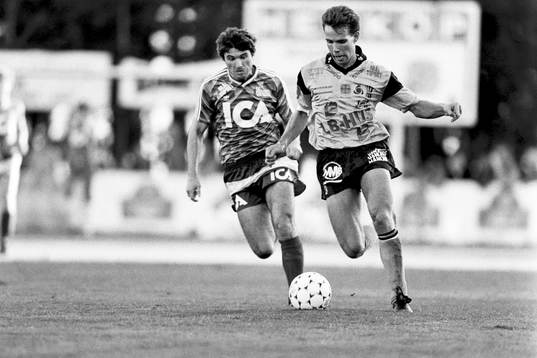 Jan-Inge Thuresson, Mjällby jagas av Sergej Andreev, Öster.
