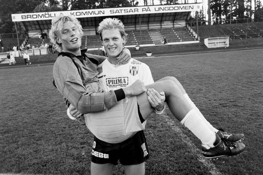  Bromöllas hjältar efter matchen. Jonas Vikingsson, målvakt höll nollan och målskytten Mikael Holgersson.