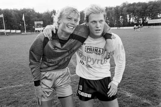  Bromöllas hjältar efter matchen. Jonas Vikingsson, målvakt höll nollan och målskytten Mikael Holgersson.
