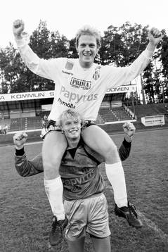  Bromöllas hjältar efter matchen. Jonas Vikingsson, målvakt höll nollan och målskytten Mikael Holgersson.