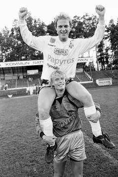  Bromöllas hjältar efter matchen. Jonas Vikingsson, målvakt höll nollan och målskytten Mikael Holgersson.