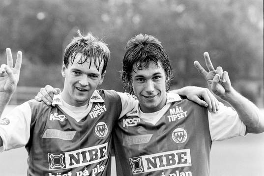 Markaryds målskyttar Jim Tolmie två mål och Mikael Broman tre mål jublar efter segern.