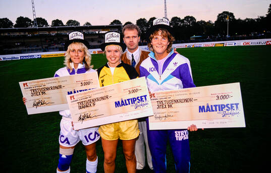  Prisutdelning miss hattrick, spelare som gjort tre mål i damallsvenskan i samma match. Fr vänster Eleonor Hultin, Jitex, Åsa Persson, Öxabäck, och Pia Sundhage, Jitex.