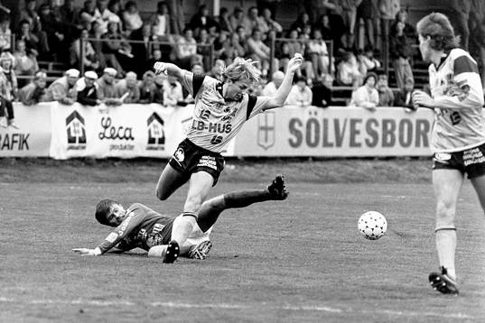  Håkan Norén, Mjällby i kamp om bollen.