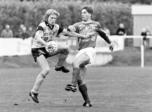  Håkan Norén, Mjällby i kamp om bollen.