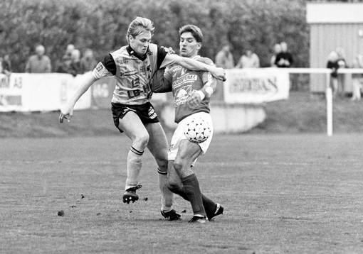  Håkan Norén, Mjällby i kamp om bollen.