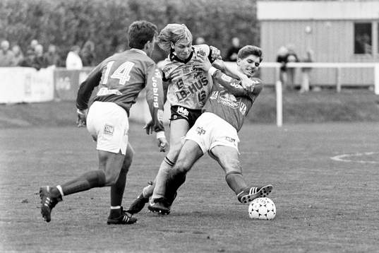  Håkan Norén, Mjällby i kamp om bollen.