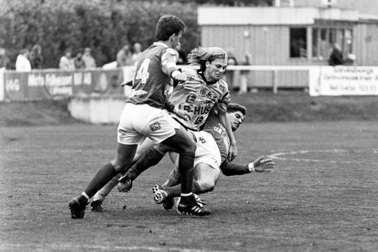  Håkan Norén, Mjällby i kamp om bollen.