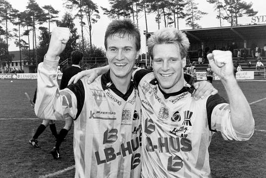  Mjällbys målskyttar Per Harrysson och Thomas Andersson jublar efter matchen.