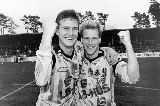 Mjällbys målskyttar Per Harrysson och Thomas Andersson jublar efter matchen.