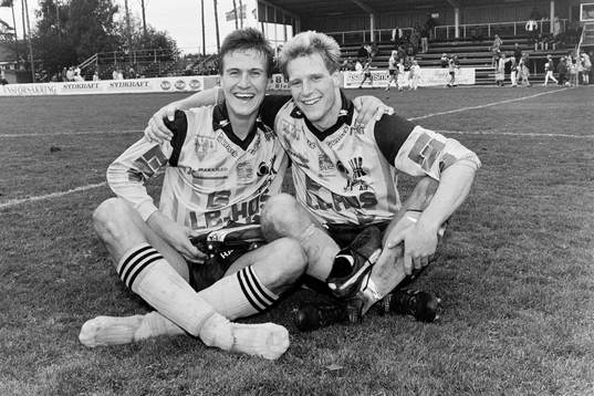  Mjällbys målskyttar Per Harrysson och Thomas Andersson jublar efter matchen.