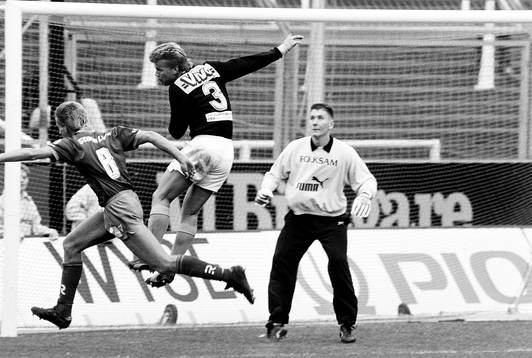  Björn Kindlund, AIK framför sin målvakt Per Wikman.