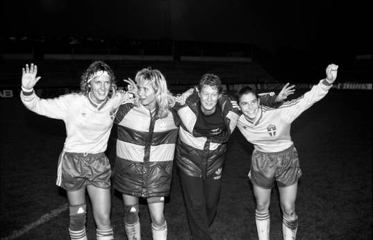  Glada svenskor efter matchen. Fr. v Marie Karlsson, Eleonor Hultin, Pia Carlsson och Susanne Hedberg.