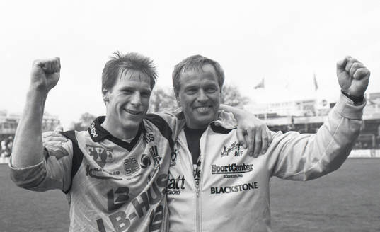  Mjällbys målskytt Tomas Johansson och tränaren Ingvar Johansson jublar efter segern.
