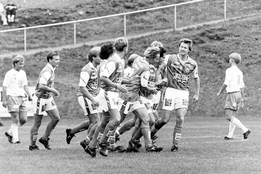  Hans Petersson, Markaryd gör 1-0 och jubel i hemmalaget.