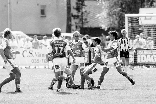  Jim Tolmie, Markaryd jublar efter mål.