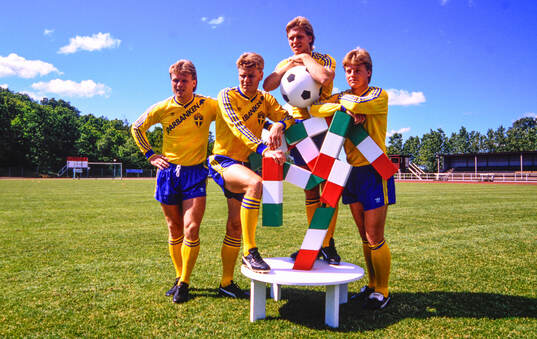 Fyra MFF-spelare med VM-maskoten Ciao. Fr v Leif Engqvist,