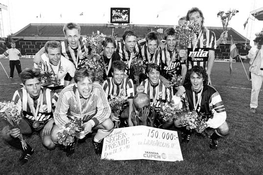  Djurgårdens segrande lag, bakre raden fr. v: Mikael Martinsson, Thomas Lundmark, Peter Skoog, Krister Nordin, Jan Andersson, Leif Nilsson, Jens Fjellström och Niklas Karlström. Främre raden fr. v Peter Mörk, Anders Almgren, målvakt, Stephan Kullberg, Glenn Schiller och Ken Burwall.