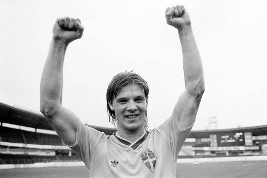  Sveriges målskytt Johan Ragnell jublar efter matchen.